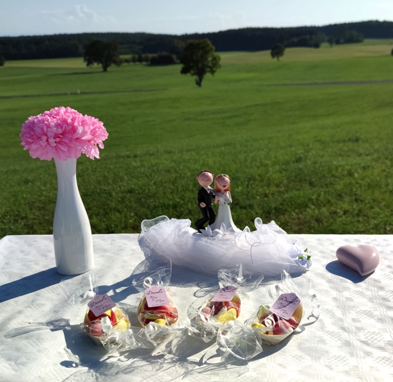 Ein süßes Gastgeschenk für ihre Hochzeit. Unsere Holzschiffchen mit süßer Füllung werden ihre Hochzeitsgäste begeistern.